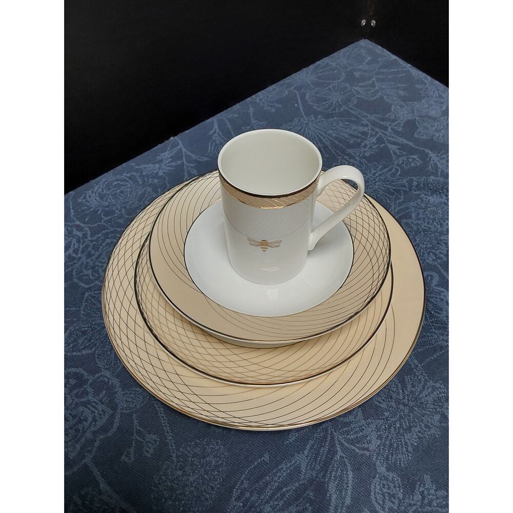 MARY KAY Golden Anniversary Bumble Bee Dinnerware New old Stock 2013 mint box